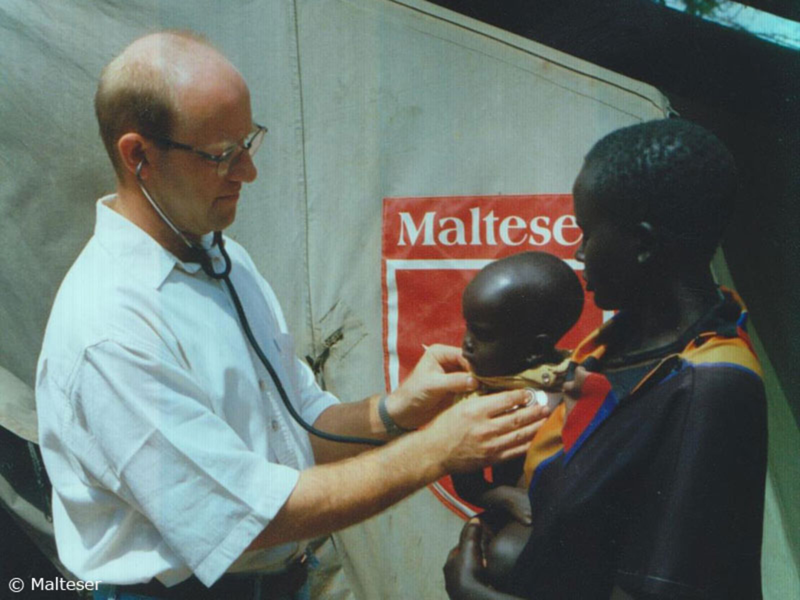 So begann die akute Nothilfe der Malteser in Ruanda bereits kurz nach Ausbruch der Gewalt im April 1994. Im Norden Ruandas übernahmen die Malteser in drei Lagern die medizinische Versorgung der Flüchtlinge.