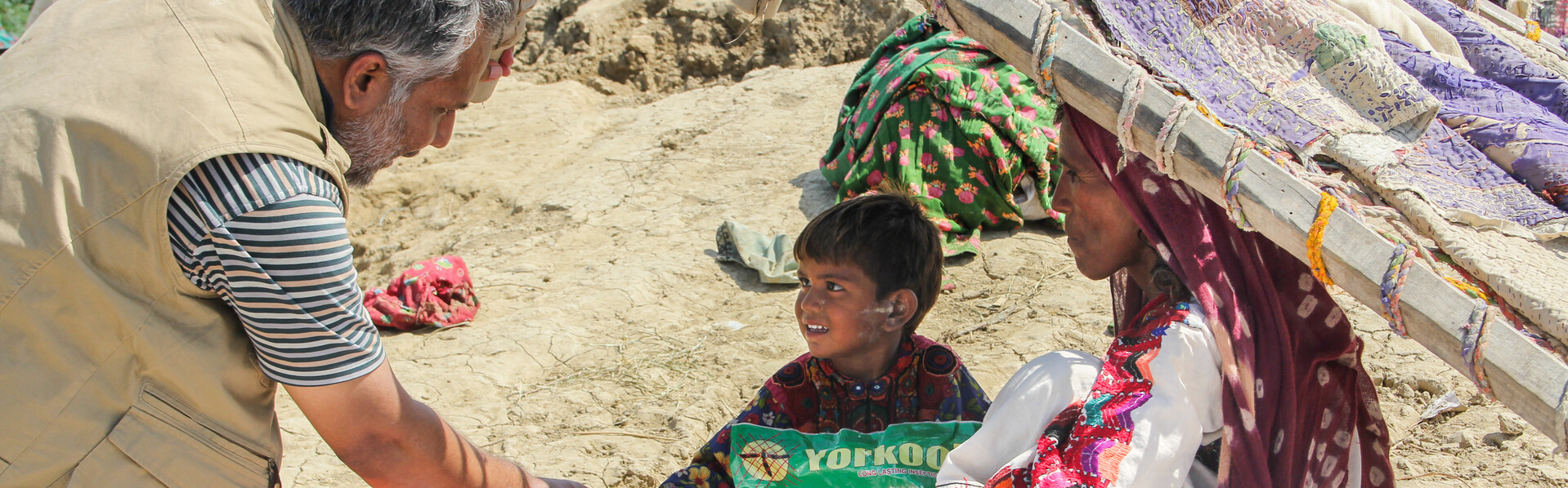 Ein Mitarbeiter von LandsAid unterstützt die Betroffenen der Flutkatastrophe in Pakistan Ein Mitarbeiter von LandsAid unterstützt die Betroffenen der Flutkatastrophe in Pakistan