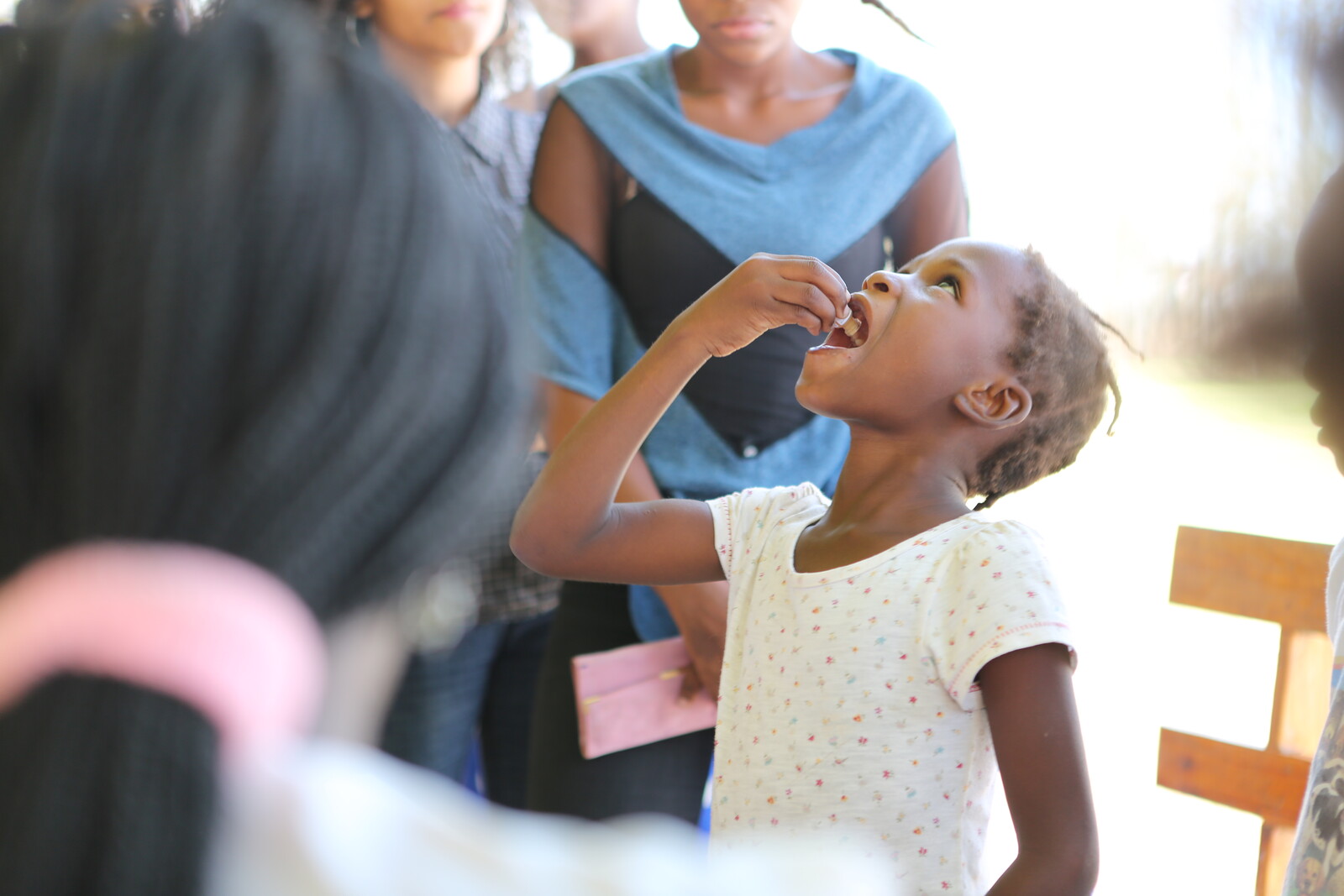 Ein Mädchen erhält in Mosambik Medikamente gegen Cholera 