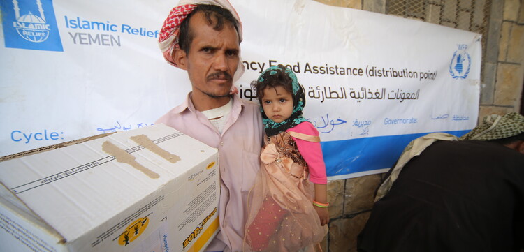 Ein Mann und ein Kind im Jemen haben Hilfsgüter erhalten