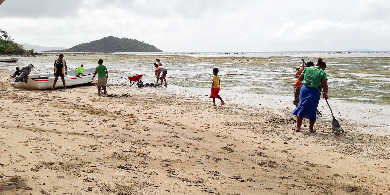 Menschen aus Fidschi, einem Land in Ozeaniens, bei der Reinigung des Strandes 