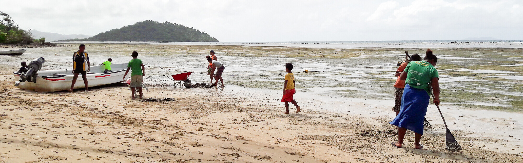 Menschen aus Fidschi, einem Land Ozeaniens, bei der Reinigung des Strandes