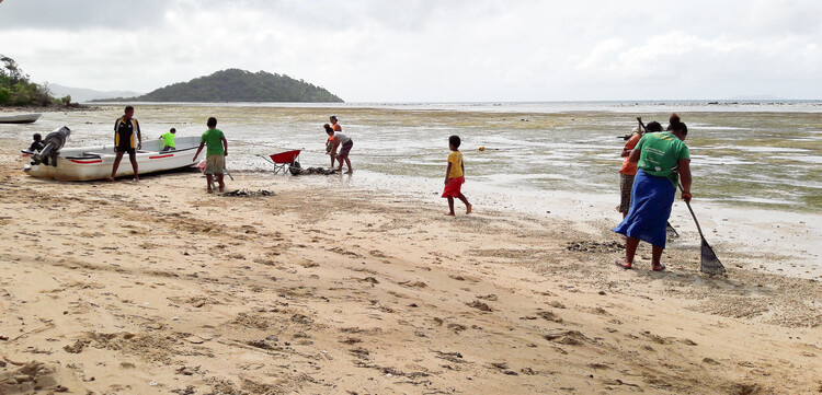 Menschen aus Fidschi, einem Land in Ozeaniens, bei der Reinigung des Strandes 
