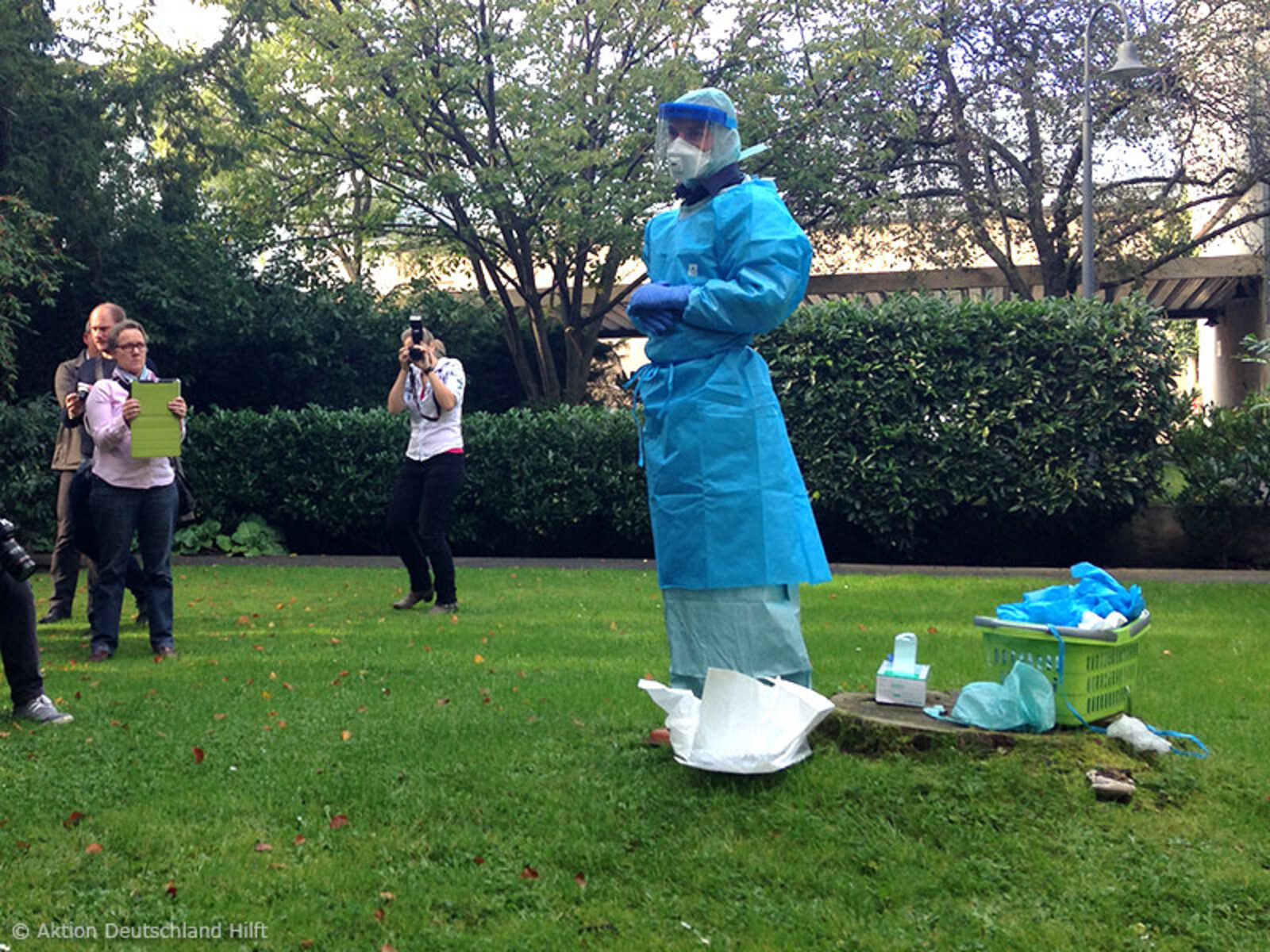 Vorführung des Ebola-Schutzanzuges vor der Presse
