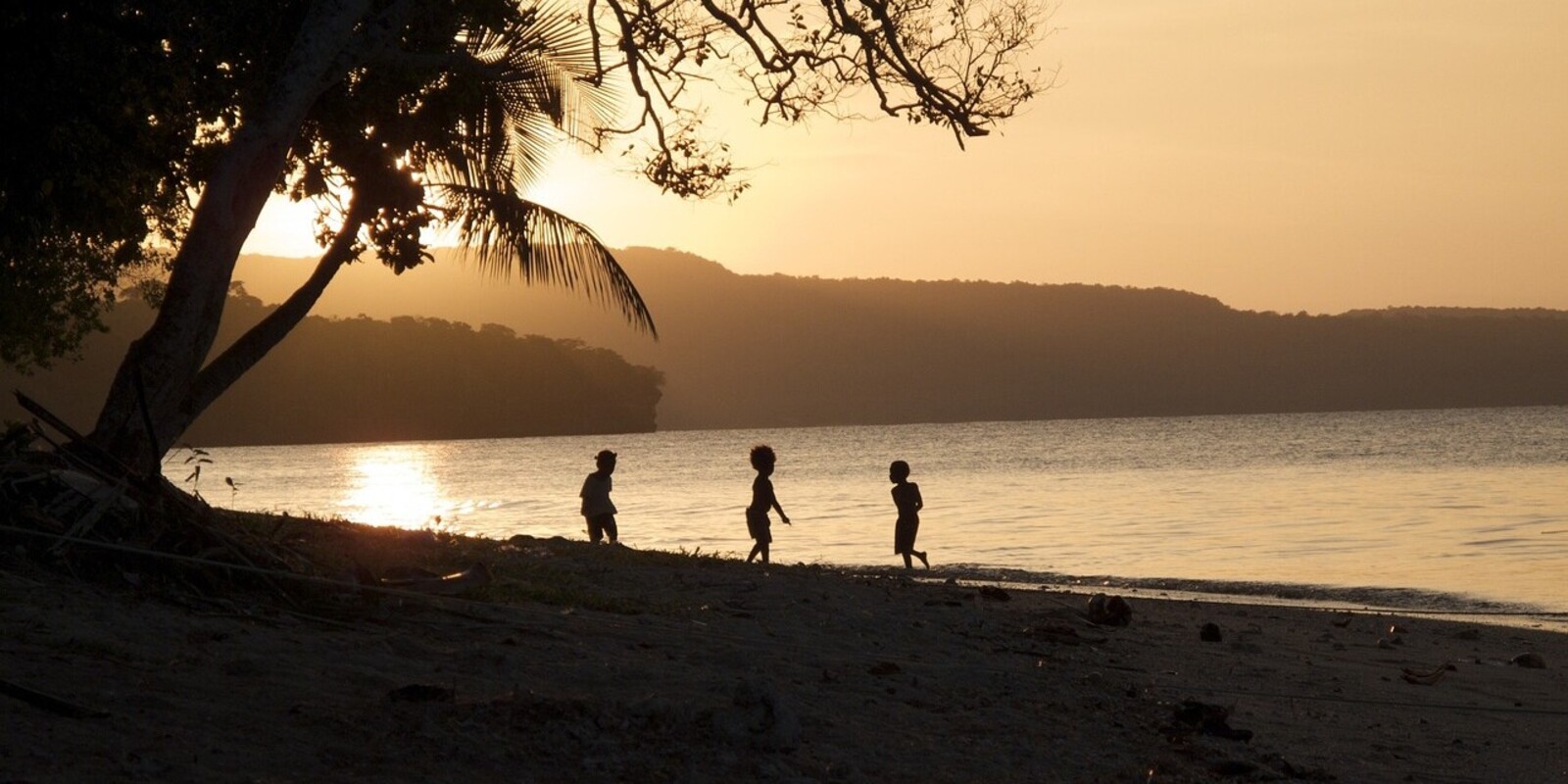 Kinder an der Küste Fidschis