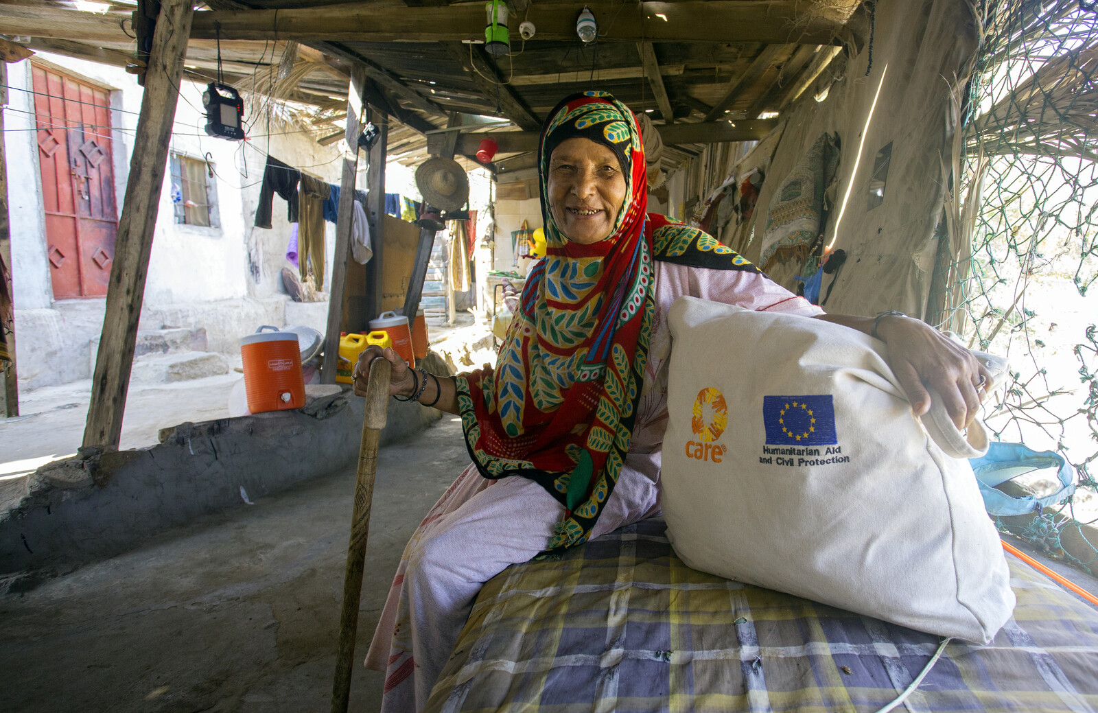 Eine Frau sitzt in einer notdürftigen Hütte im Jemen, ihr Zuhause hat sie verloren.
