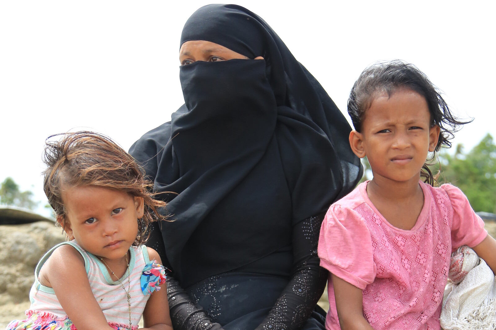 Mutter und Kinder nach der Flucht aus Myanmar