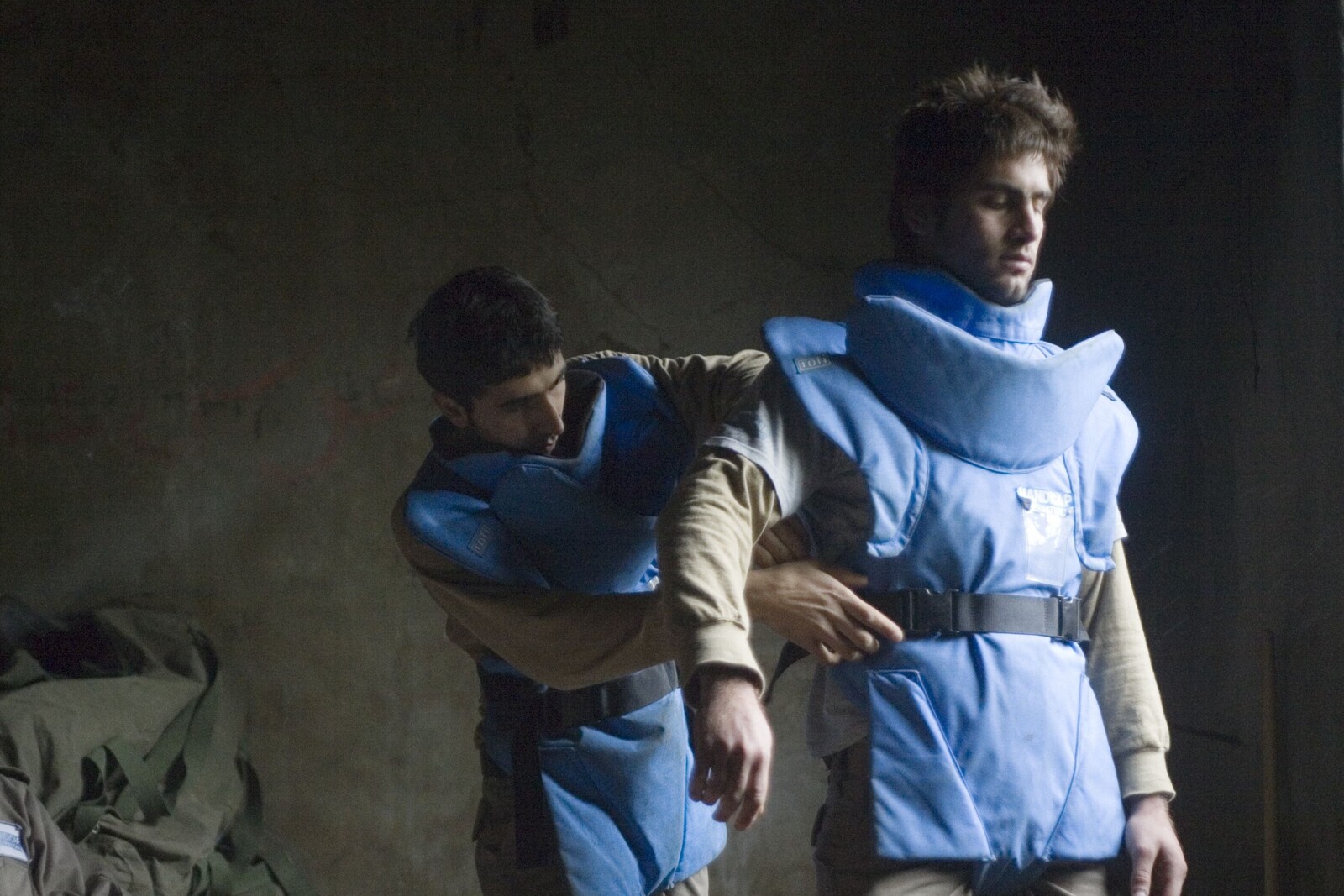 Drei junge Männer im Südlibanon bereiten sich auf die Entminung vor