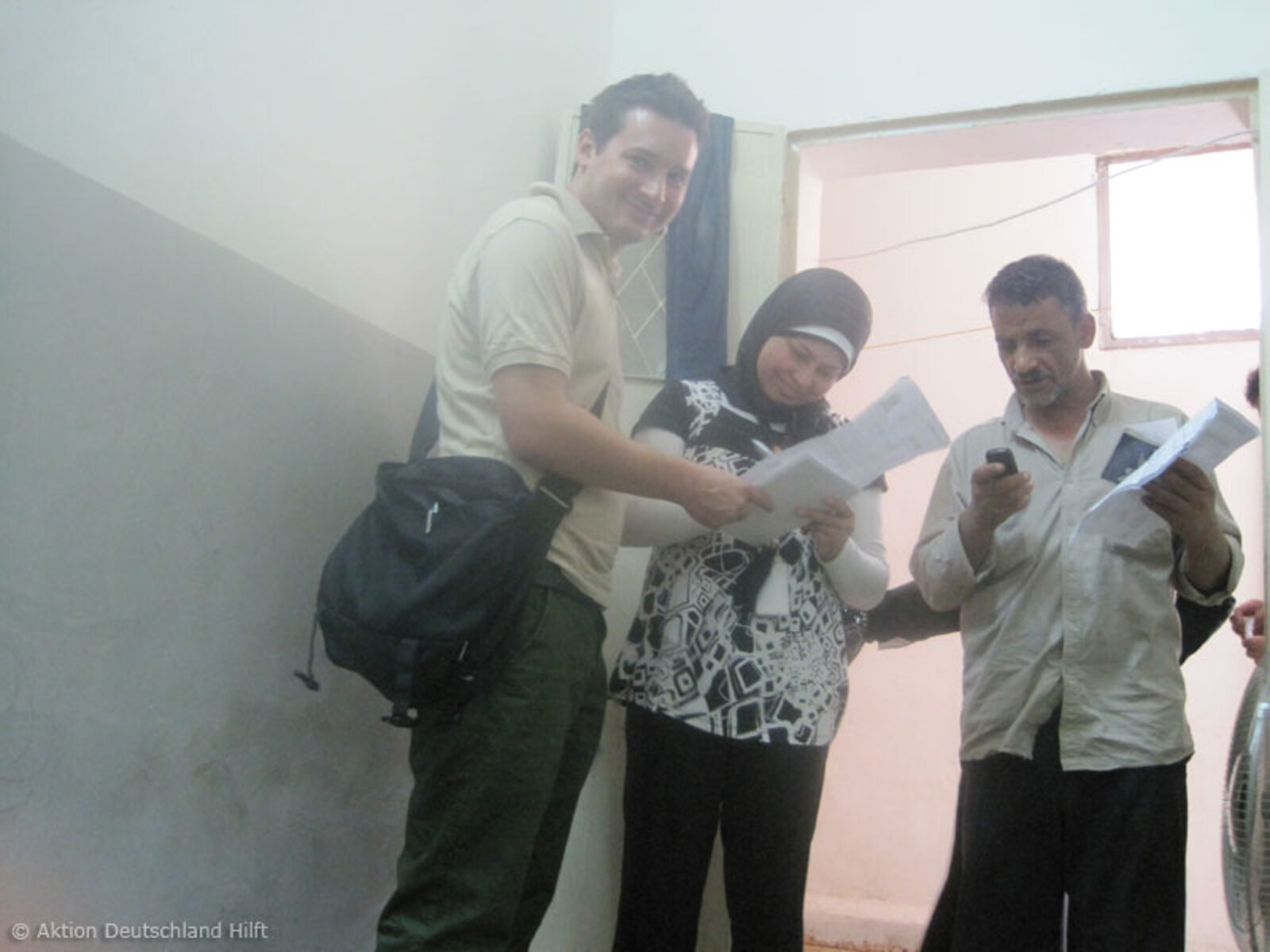 Ghoroobs Eltern mit einem Mitarbeiter von Aktion Deutschland Hilft