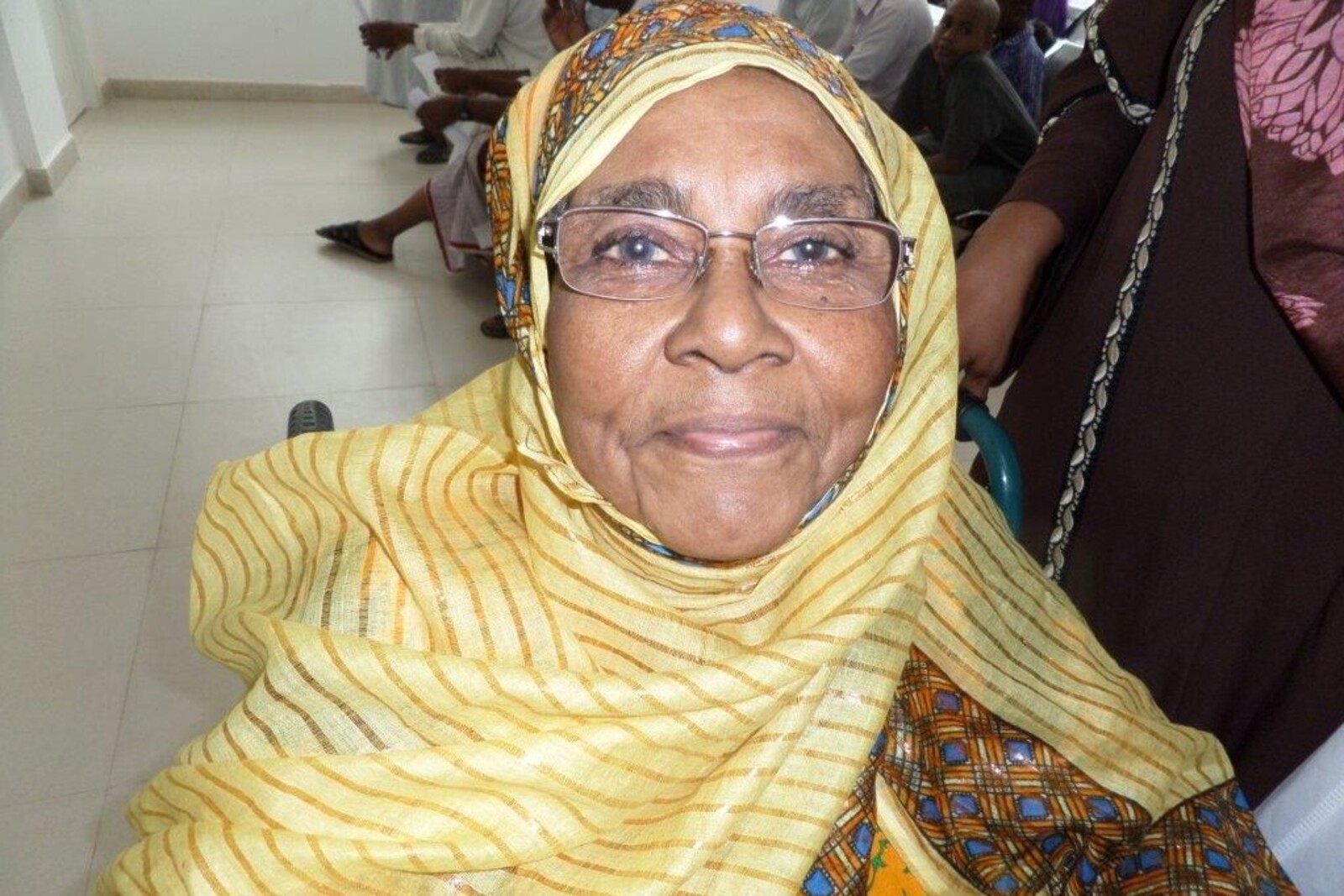 Eine Frau aus Sansibar mit ihrer neuen Brille