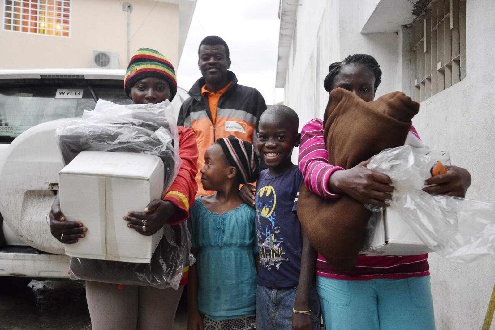 Kinder und Frauen auf Haiti haben Hilfsgüter erhalten