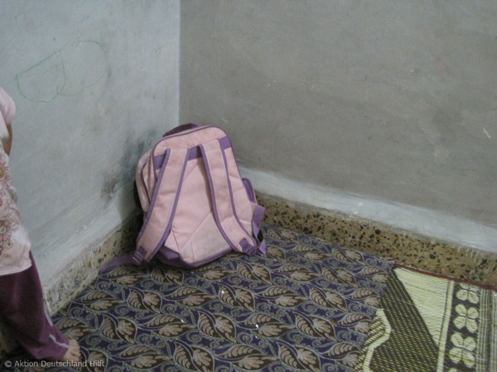 Ein Rucksack steht in der Ecke einer Notunterkunft