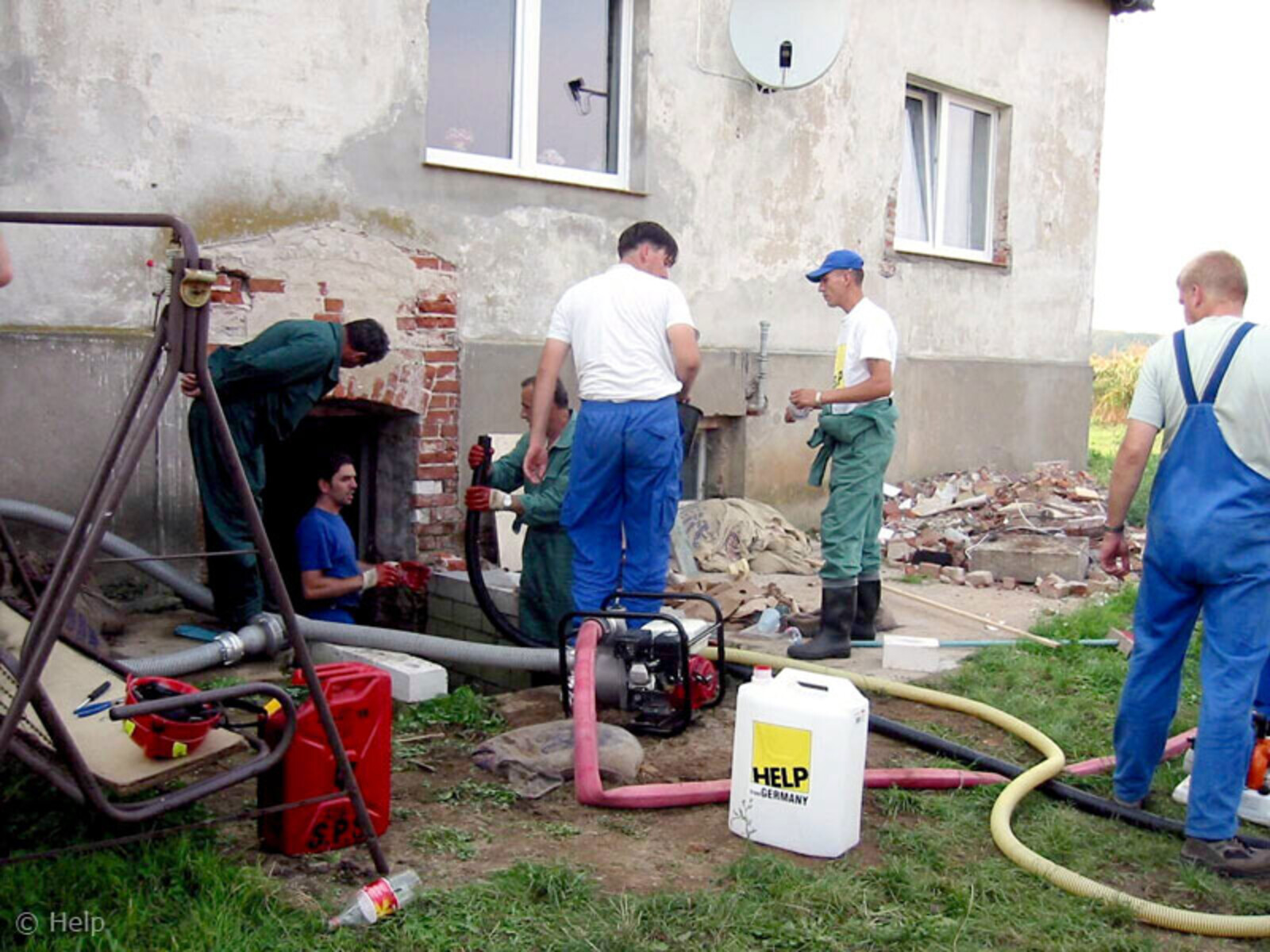 Beim Wiederaufbau waren auch zwölf bosnische Helfer vor Ort – sie wollten sich für die im Jahr 1995 erfahrene Nothilfe des Bündnispartners Help in Bosnien revanchieren.