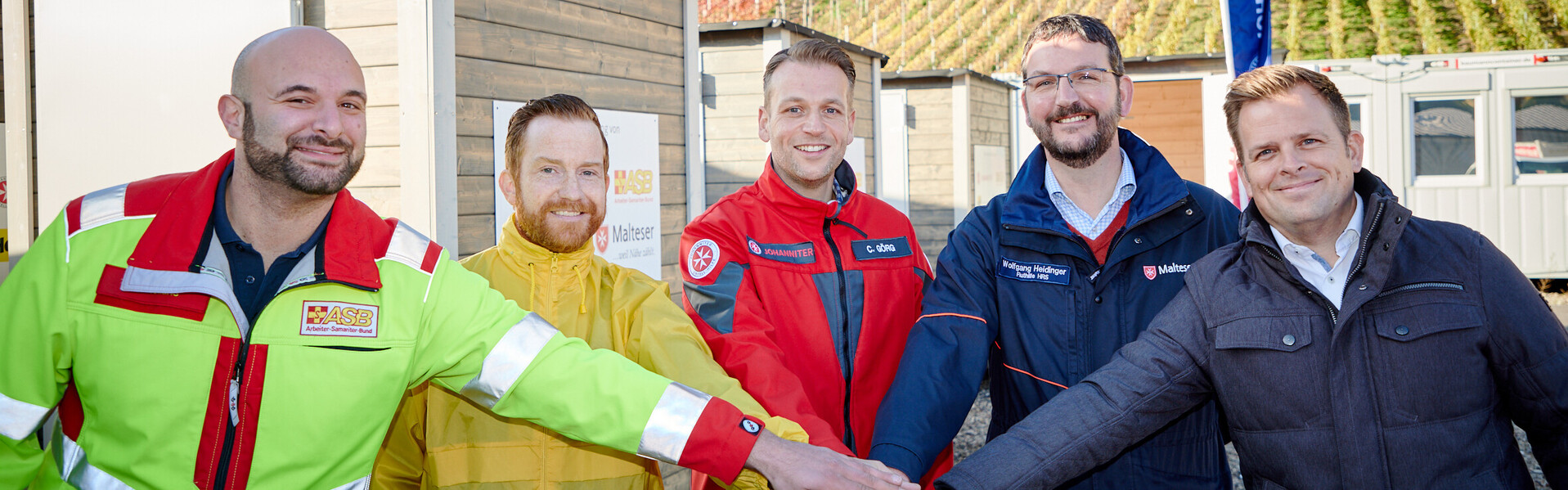 Helfer verschiedener Bündnisorganisationen im Hochwassergebiet Helfer verschiedener Bündnisorganisationen im Hochwassergebiet