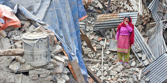 Eine Frau steht in Trümmern nach dem Erdbeben in Nepal Eine Frau steht in Trümmern nach dem Erdbeben in Nepal