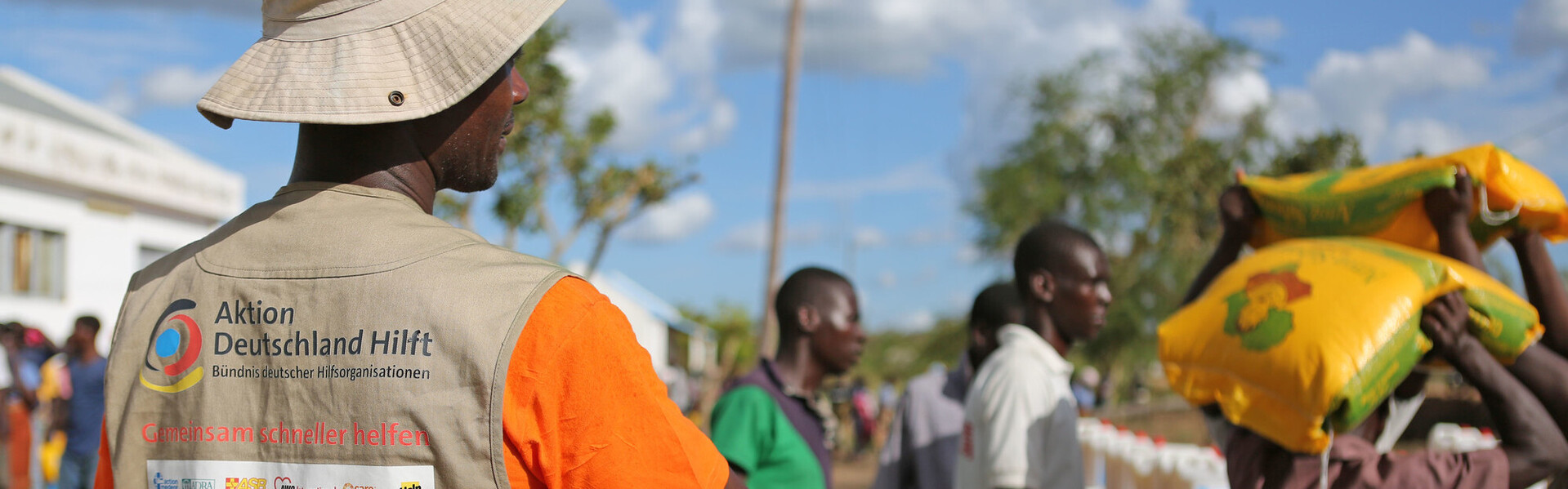 Helfer einer Bündnisorganisation bei der Verteilung von Hilfsgütern in Mosambik Helfer einer Bündnisorganisation bei der Verteilung von Hilfsgütern in Mosambik
