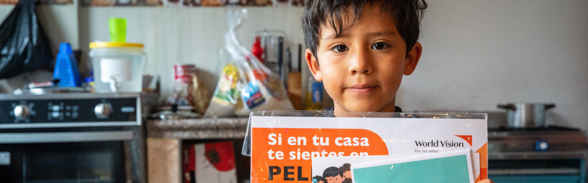 Nicolas aus Ecuador hält Informationsmaterial über das Corona-Virus seinen Händen Nicolas aus Ecuador hält Informationsmaterial über das Corona-Virus seinen Händen