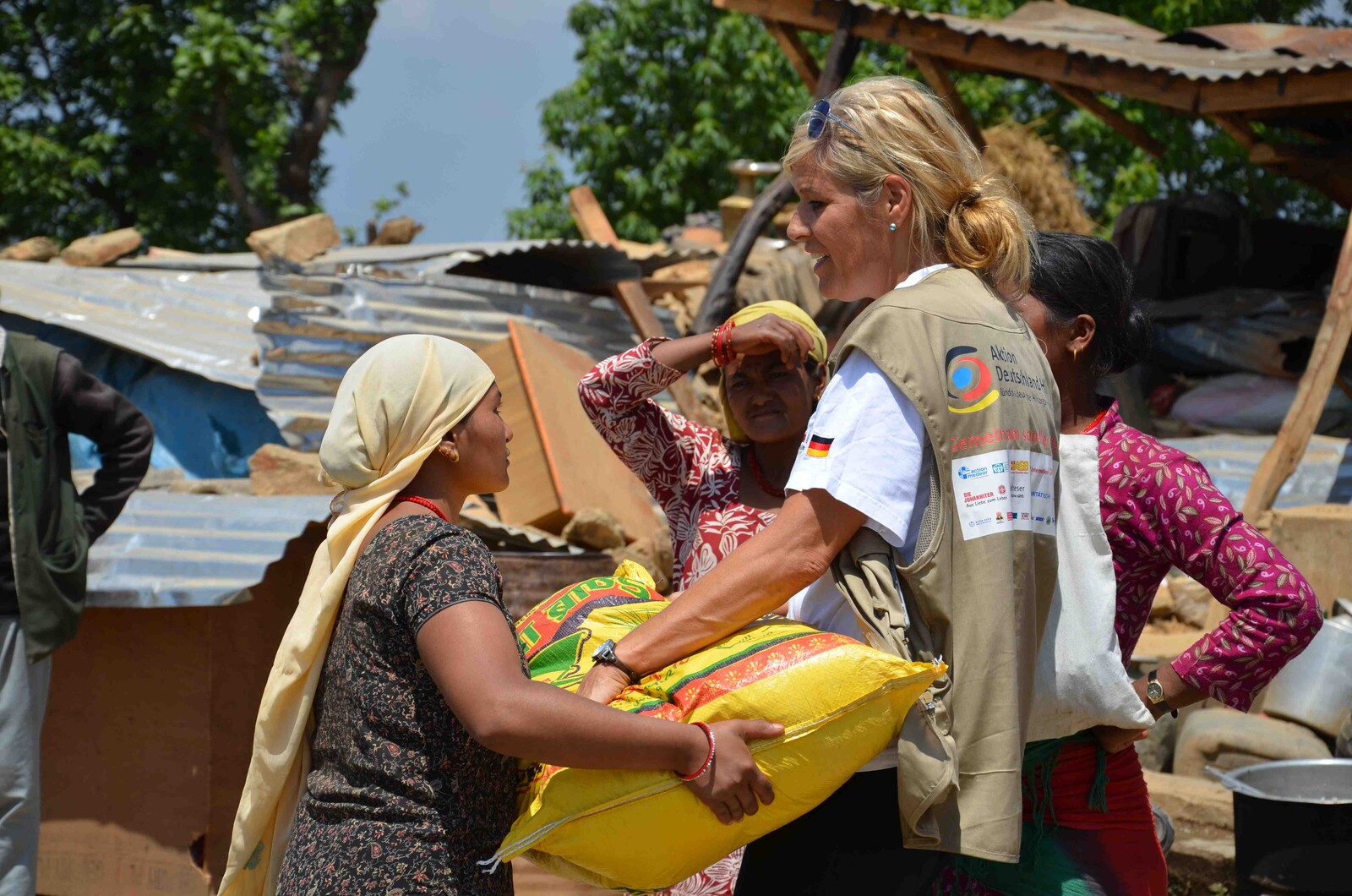 Eine Helferin verteilt in Nepal Hilfsgüter an Betroffene des Erdbebens von 2015.