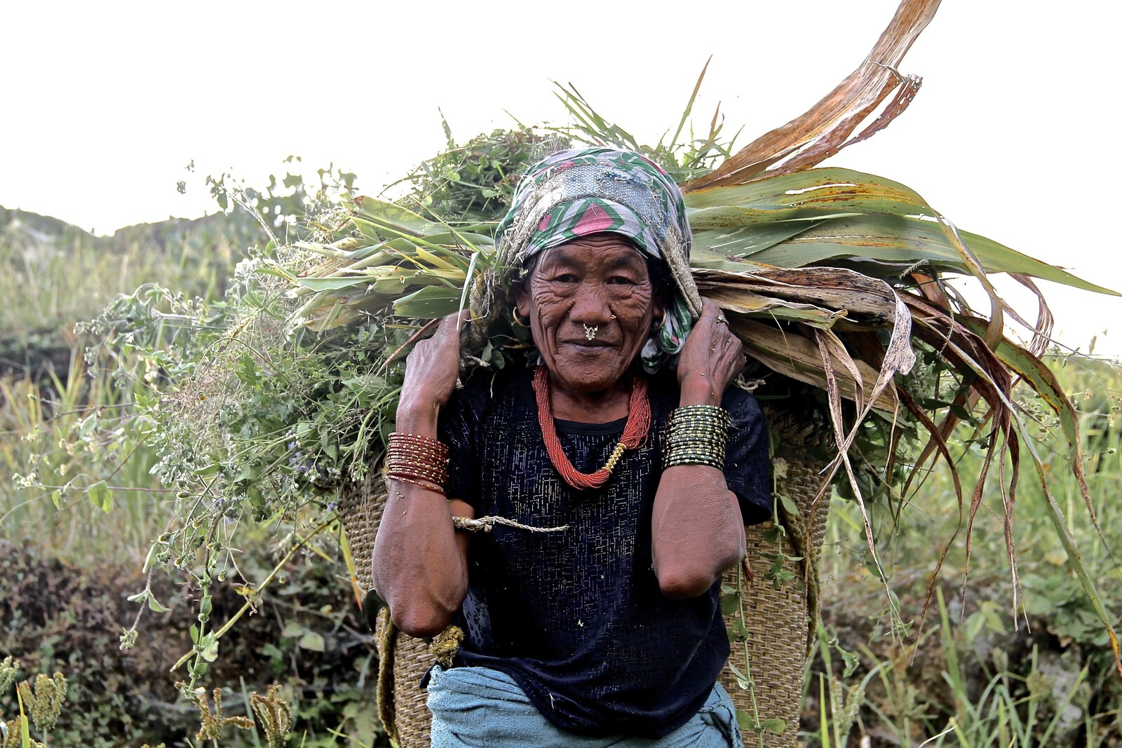 Erdbeben Nepal Frau Korb Landwirtschaft