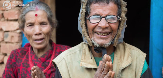 Ein Paar bedankt sich in Nepal für die Hilfe der Bündnisorganisationen. Ein Paar bedankt sich in Nepal für die Hilfe der Bündnisorganisationen.