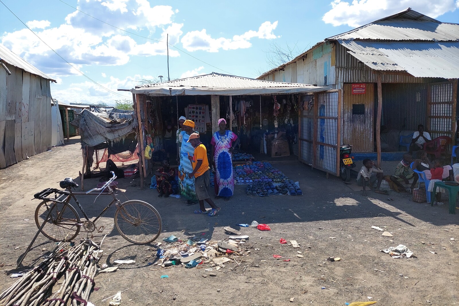 Menschen stehen vor einer Hütte im Geflüchtetencamp in Kakuma, Kenia