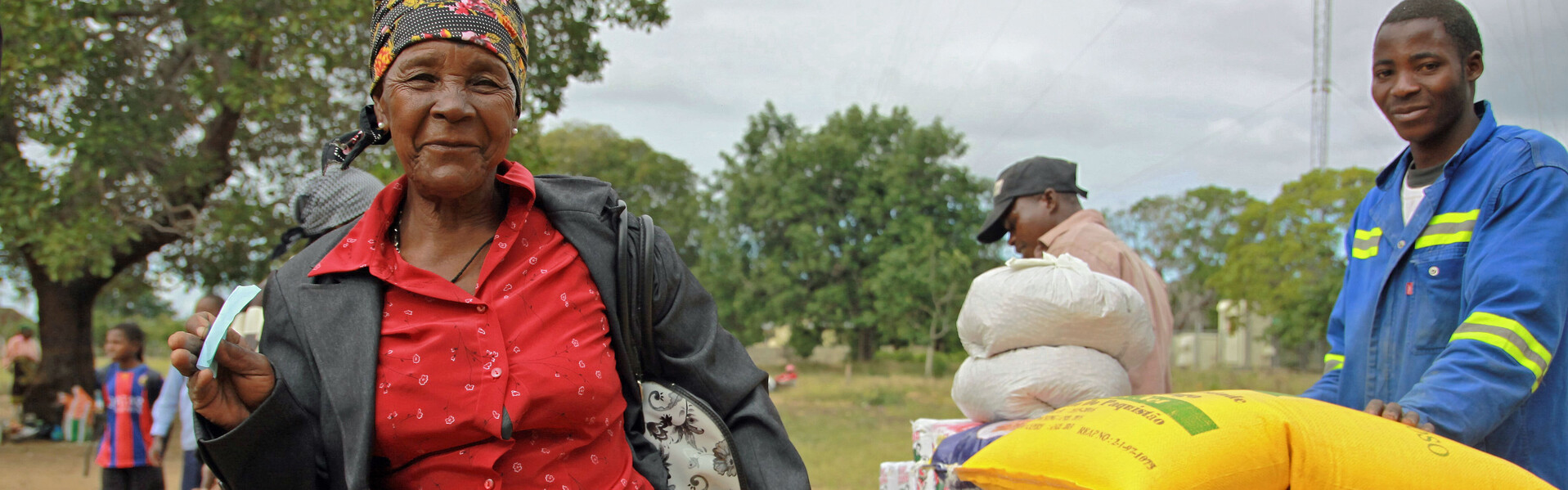 Gemeinsame Hilfe vor Ort: Menschen in Mosambik (Archivbild) Gemeinsame Hilfe vor Ort: Menschen in Mosambik (Archivbild)