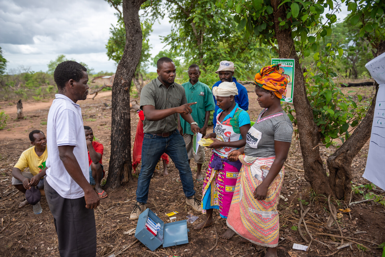 Helfer Pedro Nhandiro Zingas erklärt den Dorfgemeinschaften in Mosambik Community Banks