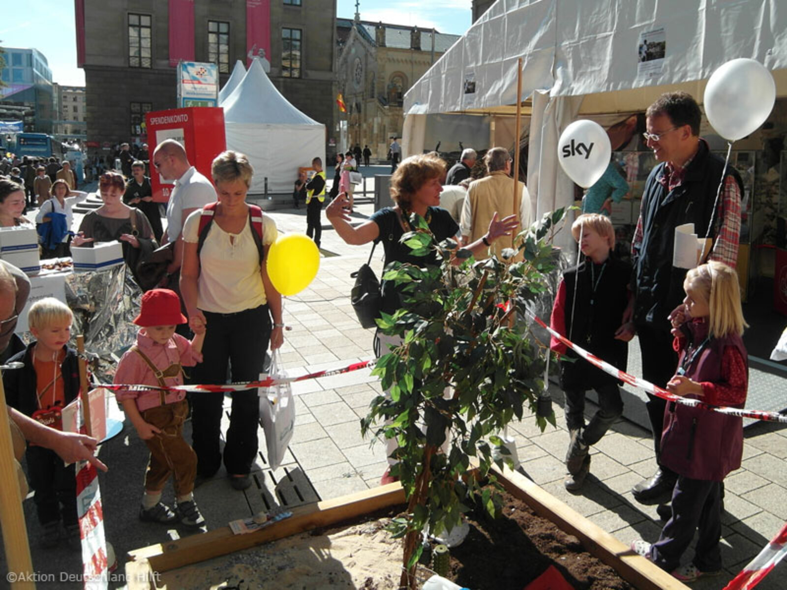 Besucher am Stand beim Deutschlandfest in München