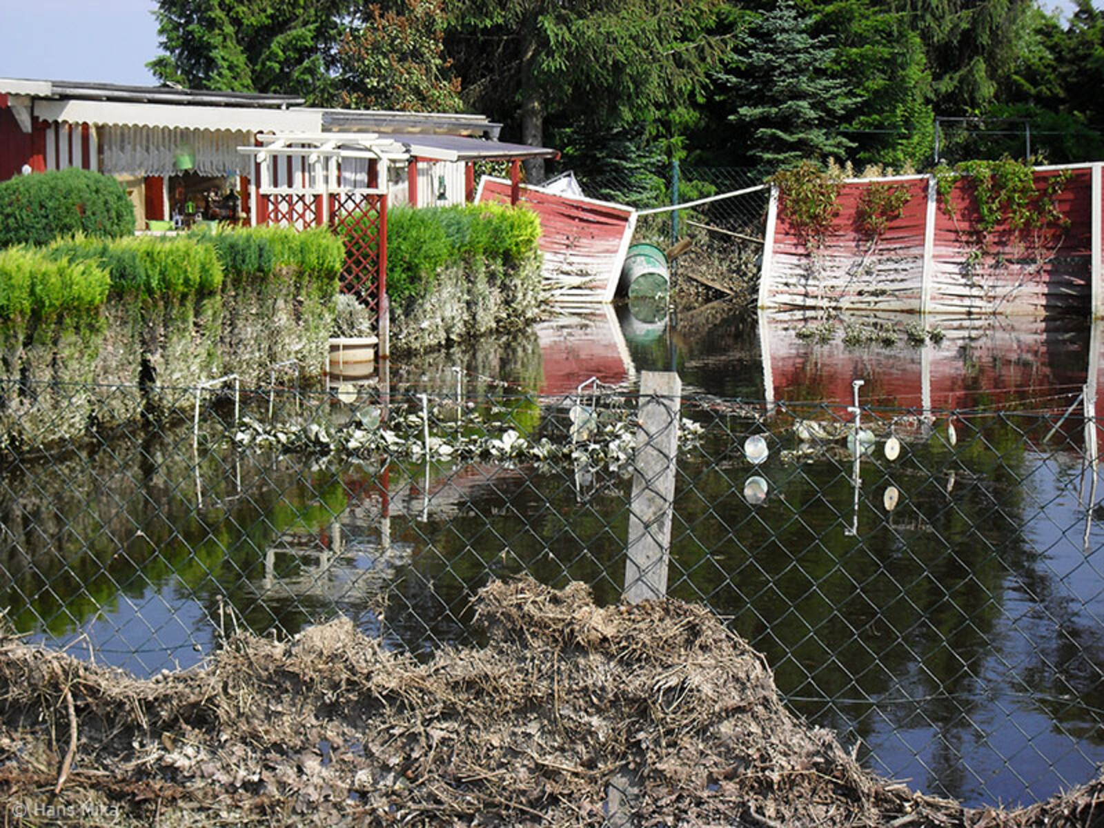 Auch der Garten von Familie Mika im Stadtteil Schönhausen stand wochenlang unter Wasser.