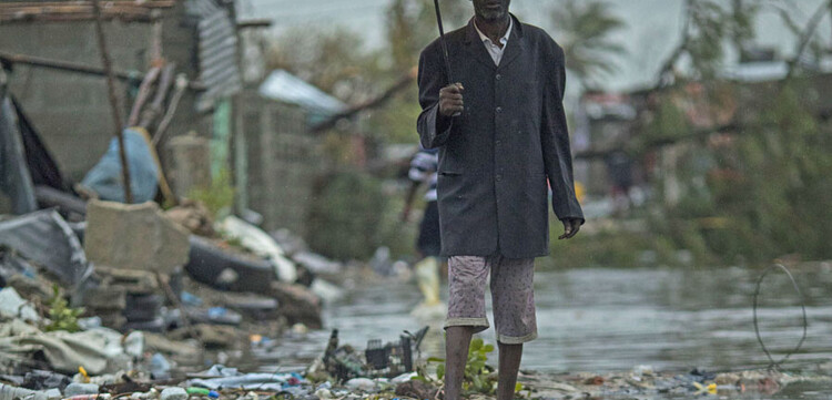 Ein Mann in Mosambik, inmitten von Zerstörung nach Zyklon Idai
