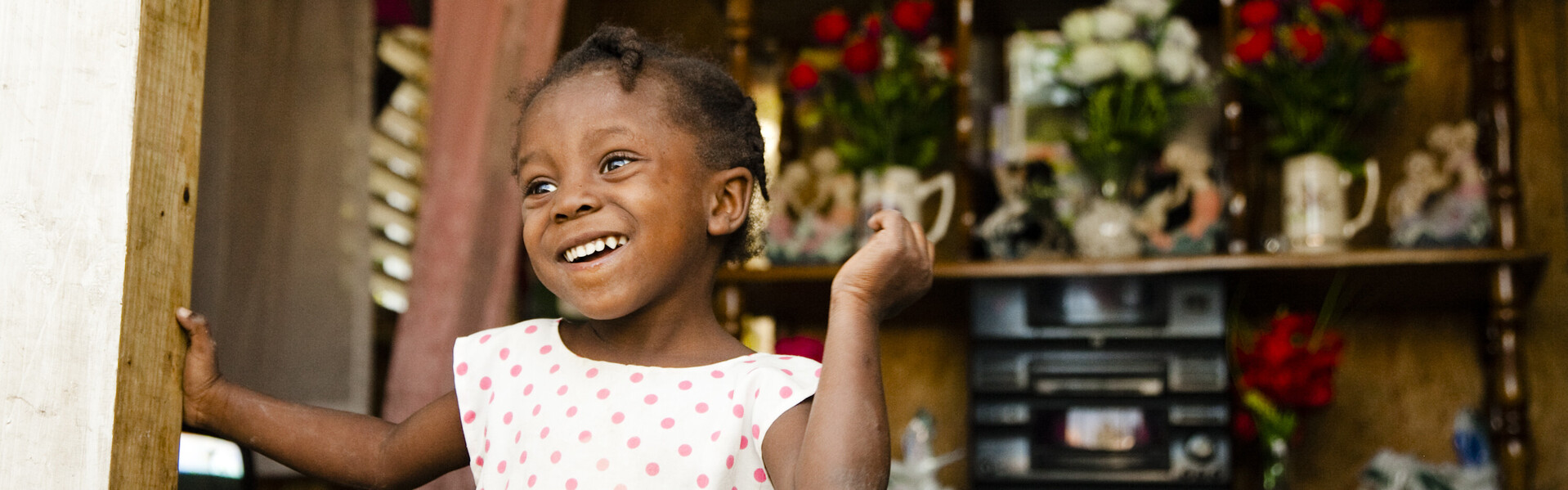 Ein Mädchen in Haiti tanzt Ein Mädchen in Haiti tanzt