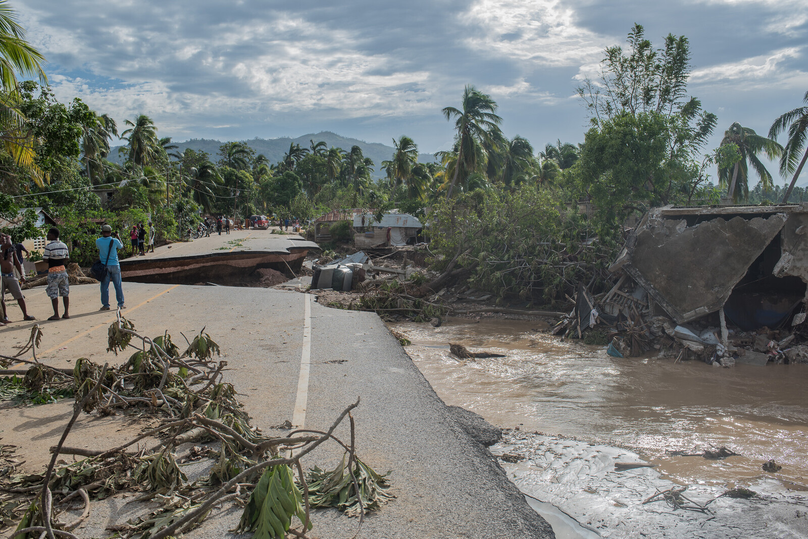 Die schweren Überschwemmungen aufgrund des Hurrikans Matthew in der Karibik haben Straßen, Brücken und Häuser zerstört.