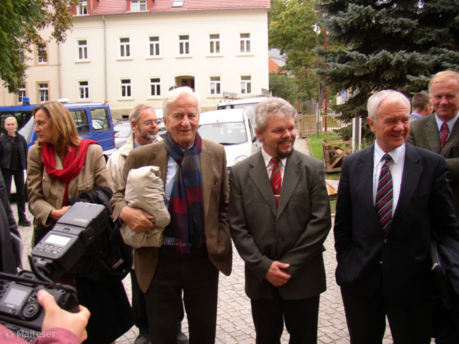 Dr. Richard von Weizsäcker, Schirmherr von Aktion Deutschland Hilft, bei einem Besuch in einer der betroffenen Gemeinden.