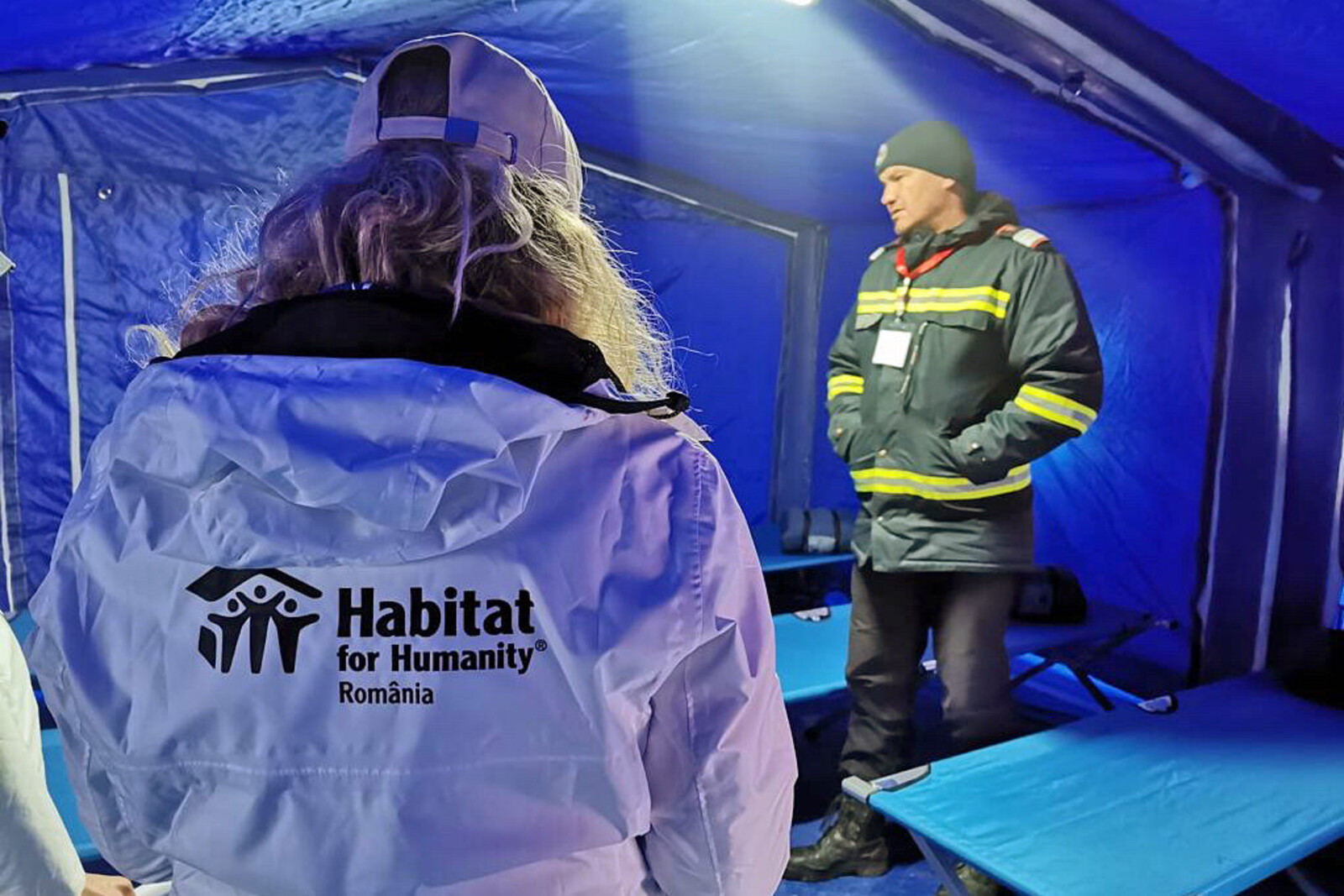 Eine Helferin von Habitat for Humanity in einer Notunterkunft