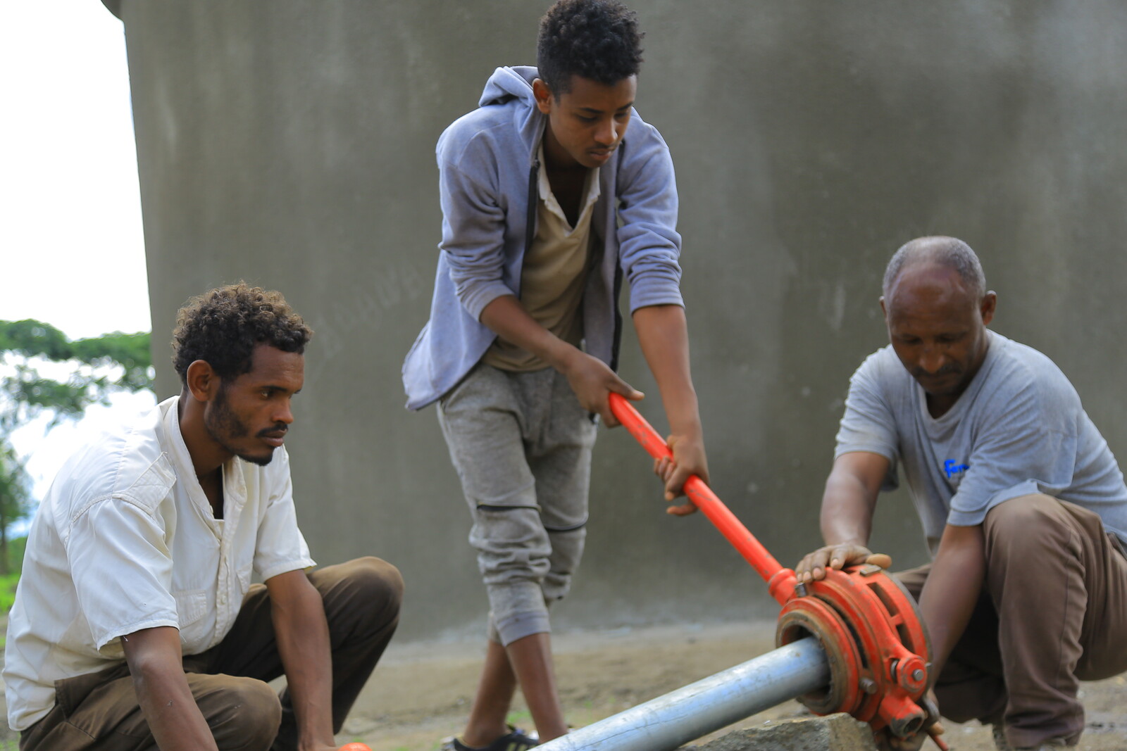 Katastrophenvorsorge in Äthiopien: Männer beim Bau eines Brunnens