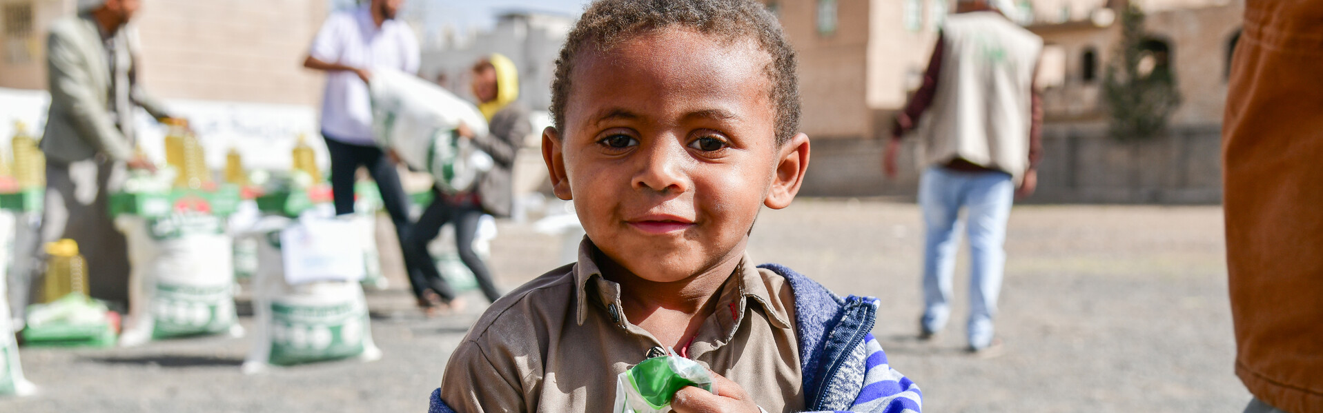 Kind im Jemen bei Verteilung von Hilfsgütern Kind im Jemen bei Verteilung von Hilfsgütern