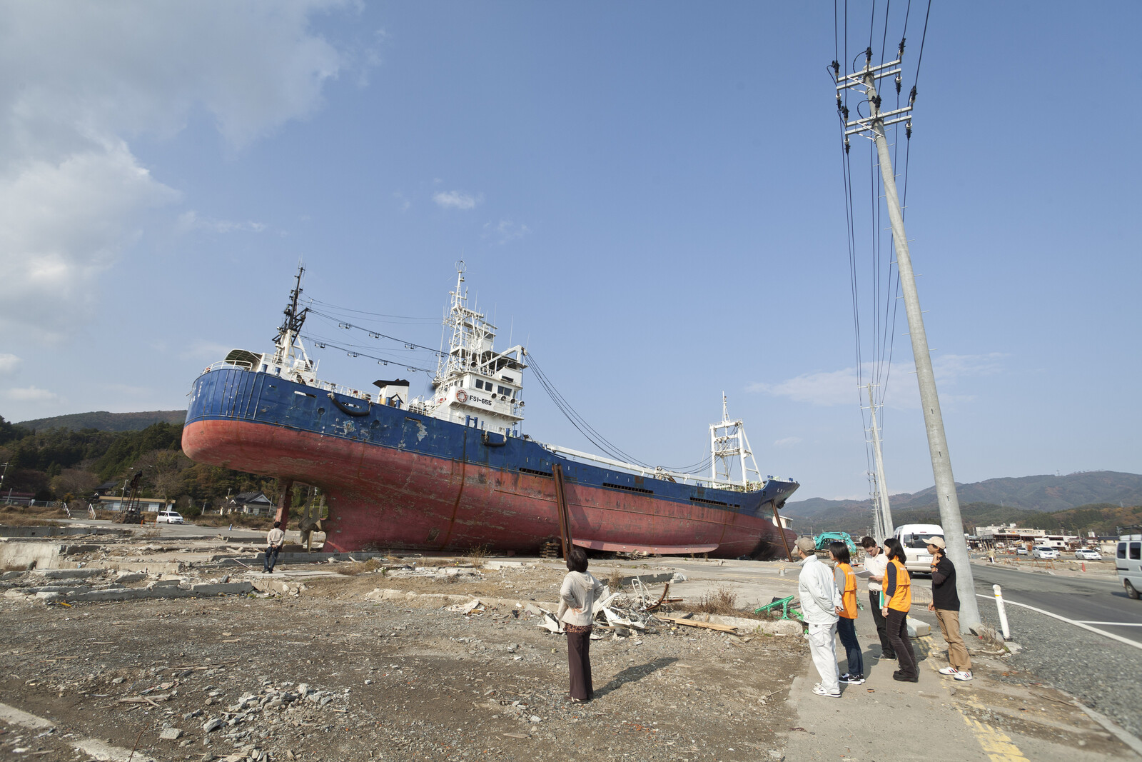 Ein gestrandetes Schiff in Japan nach dem Tsunami 2011
