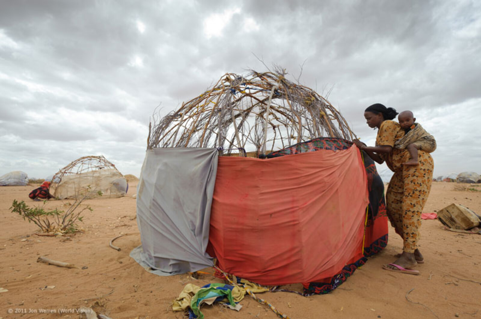Das Flüchtlingslager Dadaab in Kenia, nahe der Grenze zu Somalia, ist das größte Flüchtlingscamp der Welt. In ihm leben mehr als 400.000 Menschen, die vor den Konflikten in Somalia  geflohen sind. Die 22 jährige Isnino Siyat baut für sich und ihre Kinder