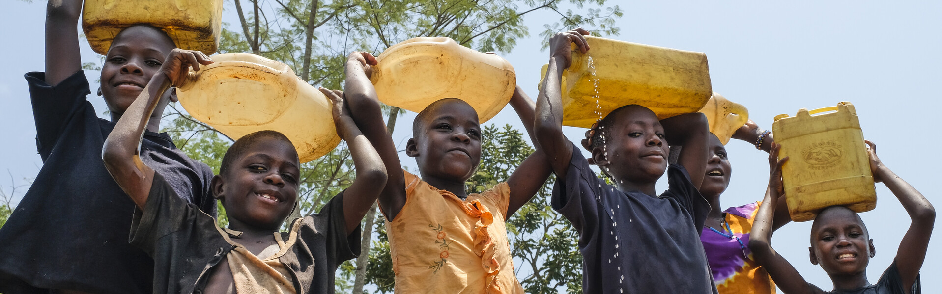 Kinder in Uganda mit gefüllten Wasserkanistern Kinder in Uganda mit gefüllten Wasserkanistern