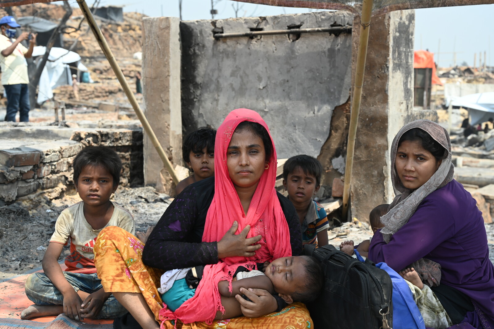 Frauen und Kinder nach dem großen Feuer im Rohingya-Flüchtlingscamp in Bangladesch