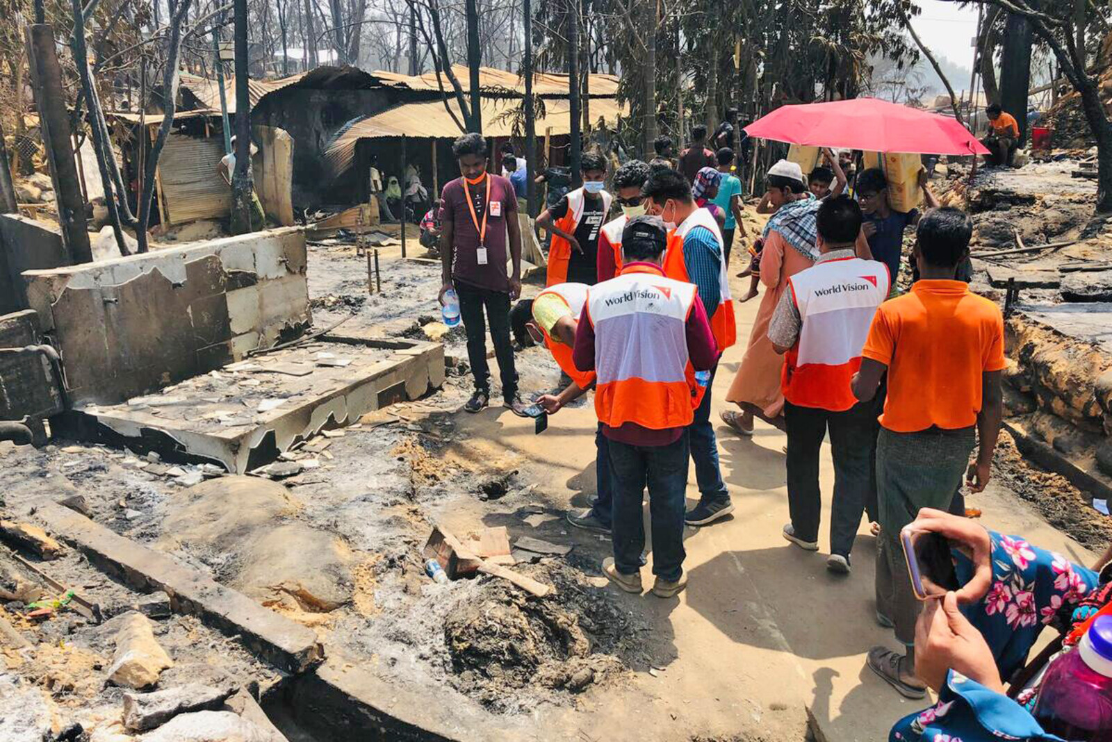 Mitarbeiter von World Vision sondieren die Lage nach dem Brand im Rohingya-Flüchtlingscamp