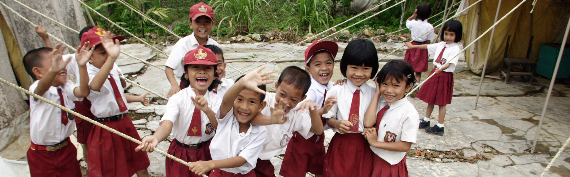 Schulkinder auf Madura, Indonesien, werden nach einem Tsunami in Zelten unterrichtet Schulkinder auf Madura, Indonesien, werden nach einem Tsunami in Zelten unterrichtet