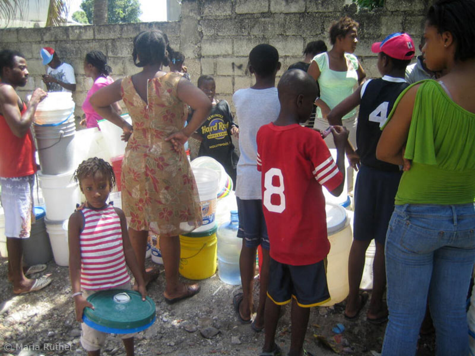 ADRA verteilt Wasser in Petit Goave.