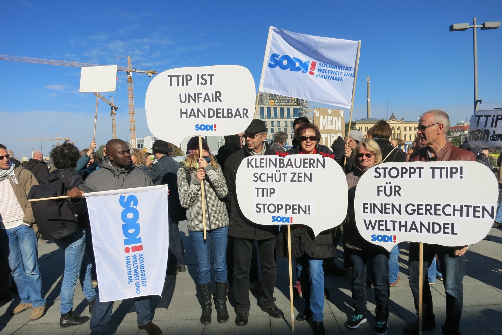 Proteste gegen TTIP. Die Befürchtung, dass das transatlantische Abkommen gerade Menschen mit niedrigem Einkommen benachteiligt, ist groß.