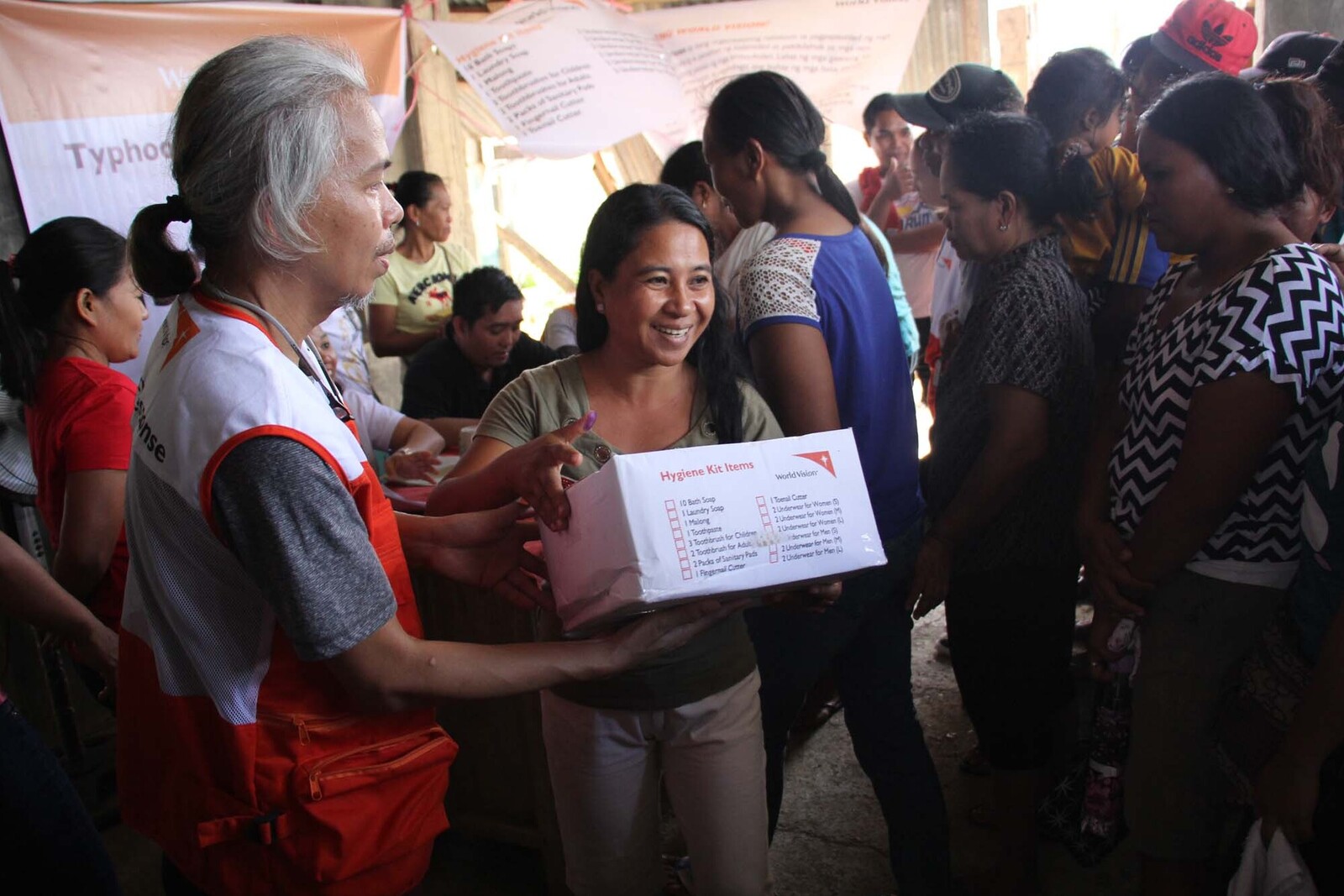 Nach Taifun Mangkhut verteilen Helfer Hilfsgüter an betroffene Menschen