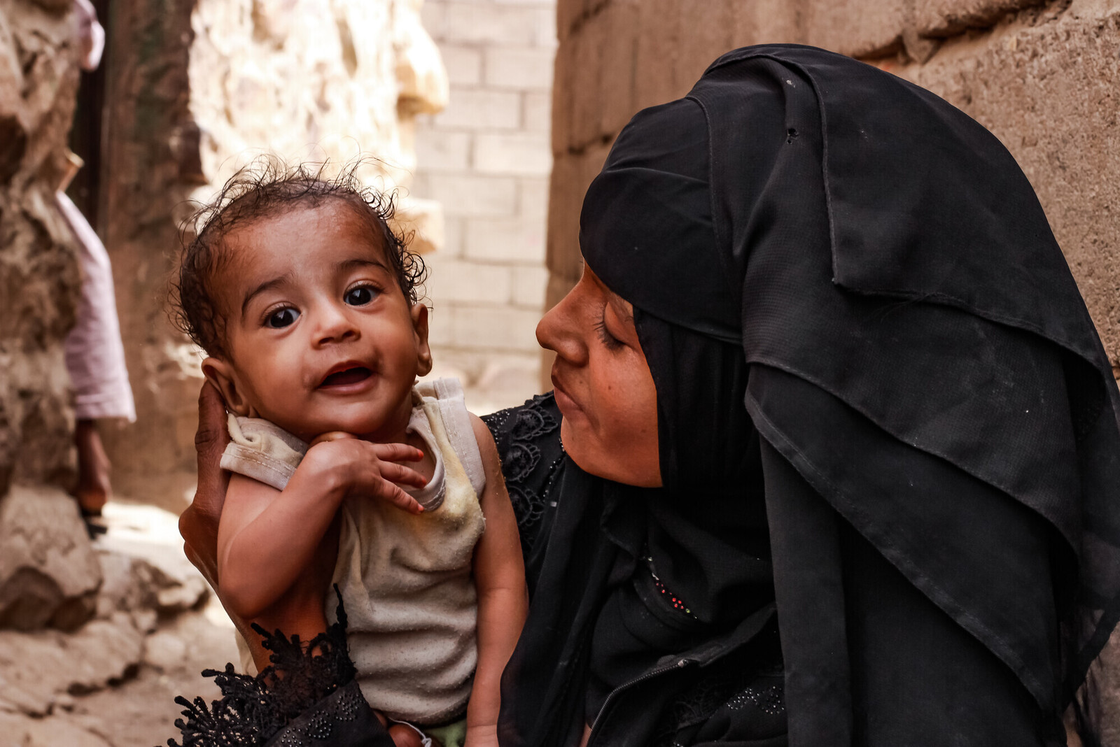 Frau mit Kind im Jemen