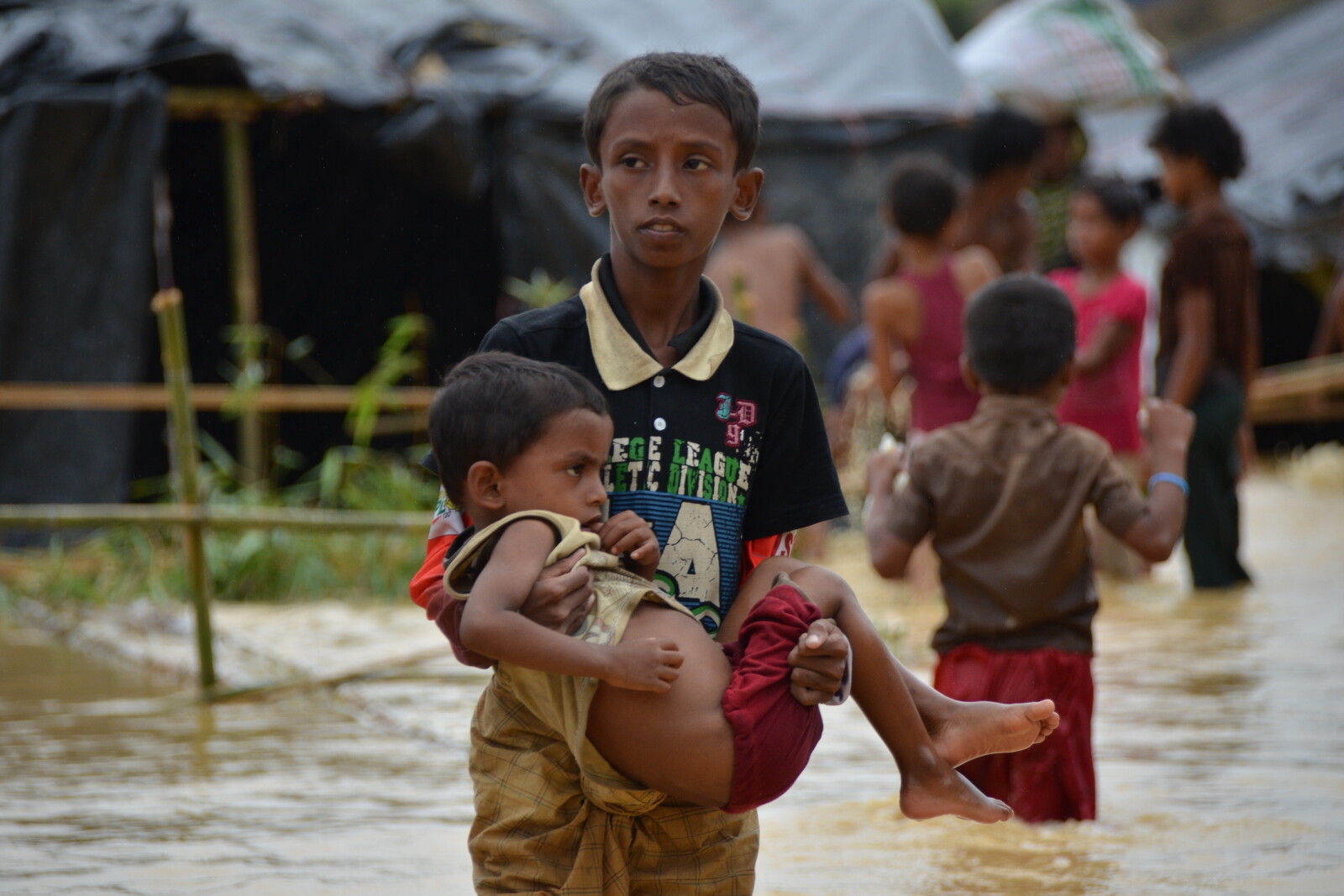 Zwei Brüder inmitten des überschwemmten Flüchtlingscamps