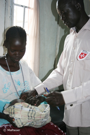 Sudan, Arzt untersucht Baby