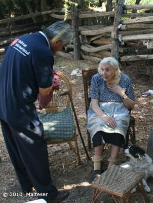 Erdbeben Chile Hilfsgüter für alte Frau