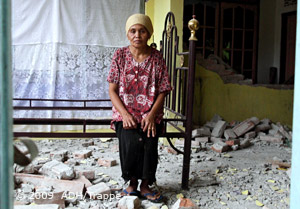 2009.10.05 Erdbeben Indonesien: Frau in ihrem völlig zerstörten Haus